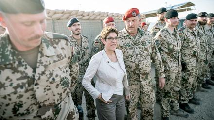 Camp Taji im Irak: Verteidigungsministerin Annegret Kramp-Karrenbauer (CDU) steht beim Besuch der Bundeswehrsoldaten im internationalen Militärlager neben dem deutschen Kontingentführer, Bundeswehroberst Jörg Wellbrink (Mitte). 