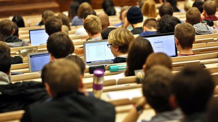 Studenten der Wirtschaftswissenschafte nin einer Vorlesung an der Universität Leipzig.