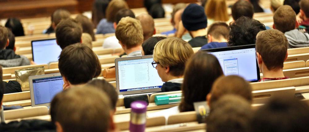 Studenten der Wirtschaftswissenschafte nin einer Vorlesung an der Universität Leipzig.