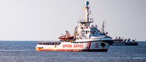 Die „Open Arms“ vor der Küste der italienischen Insel Lampedusa 