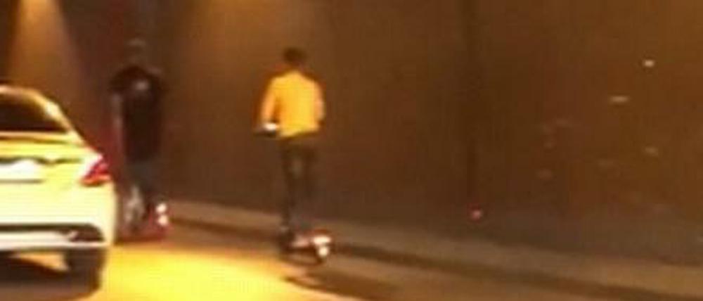 Zwei E-Scooter-Fahrer - angeblich im Tiergartentunnel.