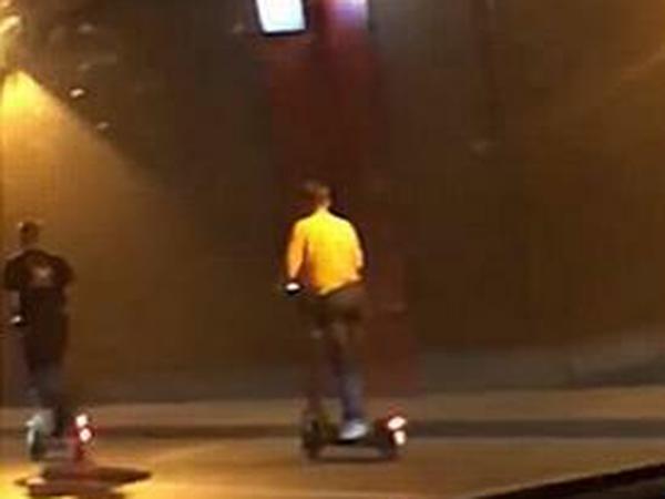 Die beiden E-Scooter fuhren rechts hinter der Fahrbahnmarkierung.