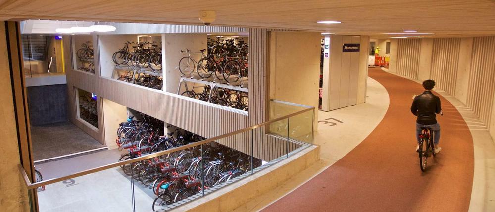 In Utrecht steht jetzt das nach Aussage der Stadt mit 12.500 Plätzen größte Fahrradparkhaus der Welt.