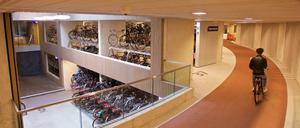 In Utrecht steht jetzt das nach Aussage der Stadt mit 12.500 Plätzen größte Fahrradparkhaus der Welt.