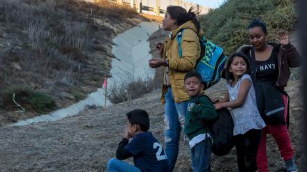 Honduranische Migranten überqueren die Grenze zu den USA und begeben sich in die Hände der Grenzbeamten.