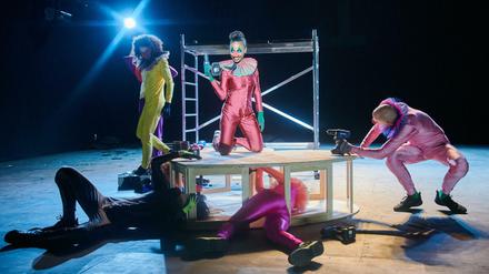Die Schauspieler Karim Daoud (oben l-r), Maryam Abu Khaled, Dominic Hartmann, Elena Schmidt (unter l-r) und Kendar Hmeidan bei der Fotoprobe des Theaterstückes·Herzstück