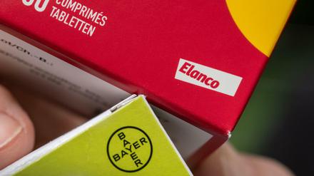  Medikamente für Hunde von Elanco (oben) und Bayer (unten) sind in einem Tierheim zu sehen. 