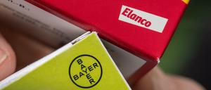  Medikamente für Hunde von Elanco (oben) und Bayer (unten) sind in einem Tierheim zu sehen. 