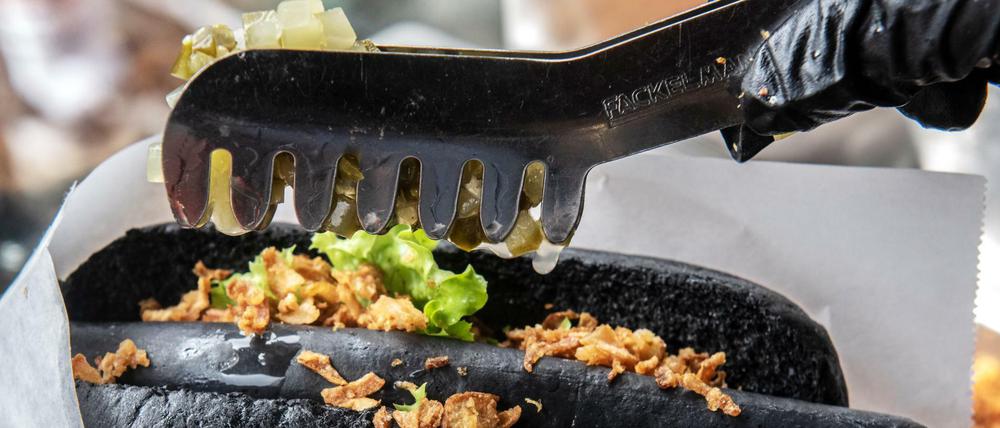 Für das Black Food Festival haben sich mehrere Gastronomen zusammengetan, um gemeinsam schwarzes Essen anzubieten.