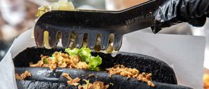 Für das Black Food Festival haben sich mehrere Gastronomen zusammengetan, um gemeinsam schwarzes Essen anzubieten.