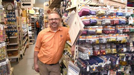 Martin Rüther ist der Geschäftsführer des Bastelladens Rüther in der Schöneberger Goltzstraße 37.