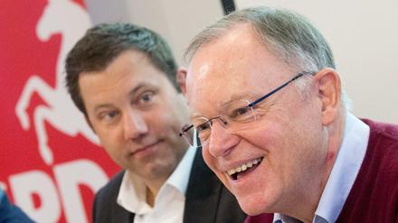 Stephan Weil (r), Niedersachsens Ministerpräsident und Landesvorsitzender der SPD, und Lars Klingbeil, SPD-Generalsekretär