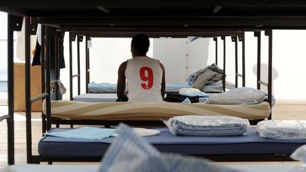 Berliner Polizisten dürfen nun wieder Flüchtlingsunterkünfte betreten – ohne Durchsuchungsbeschluss.