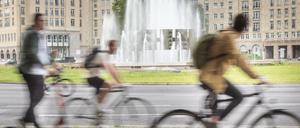 Radfahrer gegen Berufspendler ausspielen.