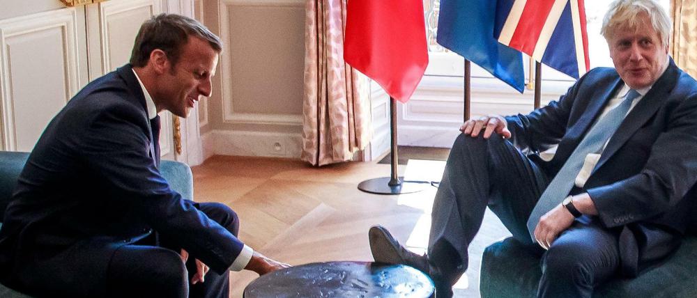 Schreckt auch vor gar nichts zurück. Boris Johnson legt am Donnerstag bei Emmanuel Macron den Fuß auf den Tisch.