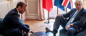 Schreckt auch vor gar nichts zurück. Boris Johnson legt am Donnerstag bei Emmanuel Macron den Fuß auf den Tisch.