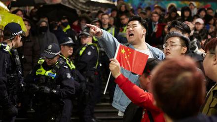 Pro-Peking-Demonstranten provozieren in Melbourne am Rande einer Pro-Hongkong-Demonstration. 