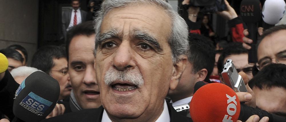 Zu seiner Amtsenthebung als Oberbürgermeister von Mardin bemerkte der Kurdenpolitiker Ahmet Türk: „Die Rechtlosigkeit und die Ungerechtigkeit haben einen neuen Höchststand erreicht.“ 