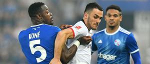Filip Kostic (l.) im Zweikampf mit Racings Lamine Koné. 