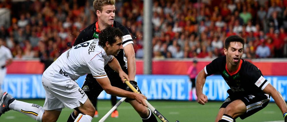 Der Belgier Florent van Aubel (weißes Trikot) wird von Lukas Windfeder gestoppt.