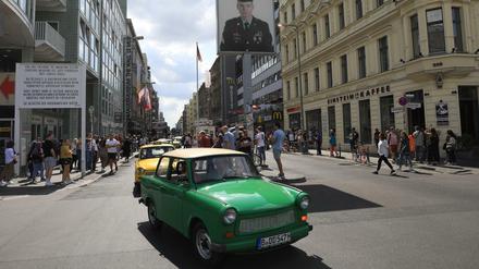 Trabi-Safari und Touristen am Checkpoint Charlie an der Friedrich-/ Ecke Zimmerstraße in Berlin-Mitte.