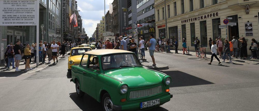 Trabi-Safari und Touristen am Checkpoint Charlie an der Friedrich-/ Ecke Zimmerstraße in Berlin-Mitte.