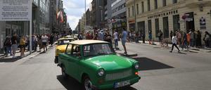 Trabi-Safari und Touristen am Checkpoint Charlie an der Friedrich-/ Ecke Zimmerstraße in Berlin-Mitte.