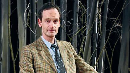 Rolle rückwärts. Jörg Hartmann bei den Proben für „Jugend ohne Gott.“ Foto: Kai-Uwe Heinrich
