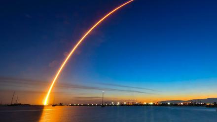 Eine Atlas V Trägerrakete der «United Launch Alliance» startet mit dem Militärsatelliten AEHF-5 an Bord vom Weltraumbahnhof Cape Canaveral.