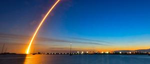 Eine Atlas V Trägerrakete der «United Launch Alliance» startet mit dem Militärsatelliten AEHF-5 an Bord vom Weltraumbahnhof Cape Canaveral.