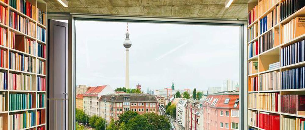 Der Blick nach Süden aus einem Büros im neuen Haus des Suhrkamp Verlags, im Hintergrund der Fernsehturm und die Rosa-Luxemburg- und Almstadtstraße.