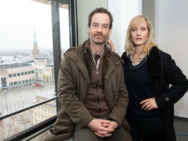 Jörg Hartmann, als Kommisar Peter Faber, und seine Kollegin Anna Schudt bei Dreharbeiten in Dortmund.