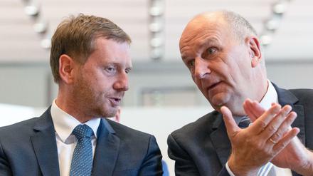 Michael Kretschmer (CDU, l), Ministerpräsident von Sachsen, und Dietmar Woidke (SPD), Ministerpräsident von Brandenburg.