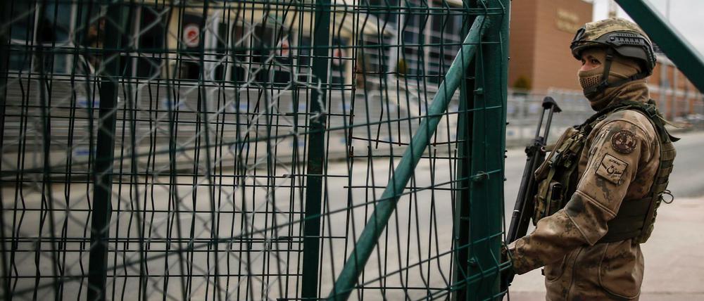 Ein Soldat am Gefängniskomplex Silivri nahe Istanbul