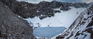 Der Roopkund-See wird häufig von Pilgern aufgesucht.