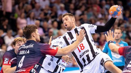 Niklas Ekberg (am Ball) und der THW Kiel verpassten die erste Chance auf einen Titel in der neuen Saison. 