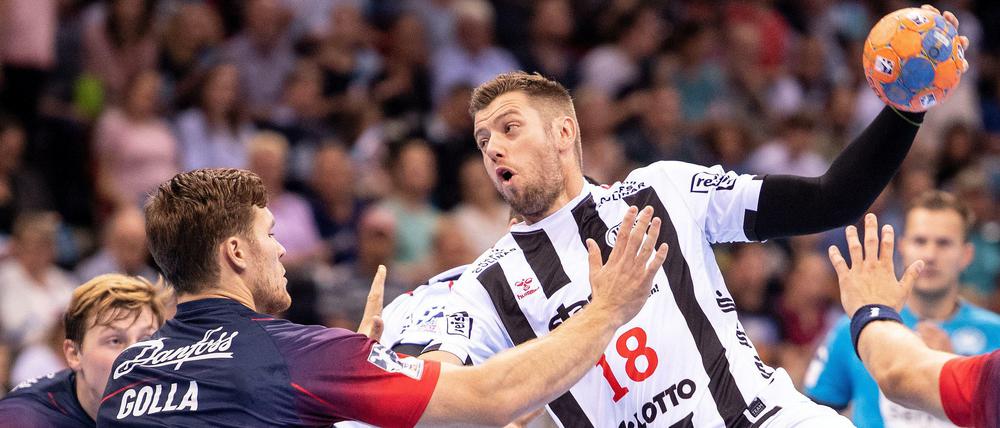 Niklas Ekberg (am Ball) und der THW Kiel verpassten die erste Chance auf einen Titel in der neuen Saison. 