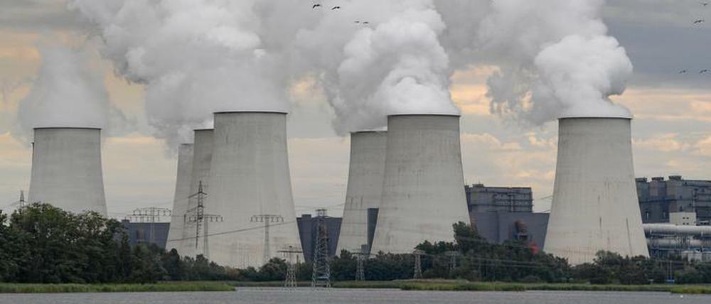  Braunkohlekraftwerkes Jänschwalde der Lausitz Energie Bergbau AG (LEAG). Die Umweltstiftung WWF warnt in ihrem Dürrereport vor einer Wasserkrise und fordert eine bessere Wasserpolitik. In Deutschland seien vor allem Kraftwerke in Brandenburg von einem hohen Dürrerisiko betroffen. Als Beispiele nannte der WWF die Kohlekraftwerke Jänschwalde, Boxberg, Schwarze Pumpe und das Heizkraftwerk Cottbus sowie das Wasserkraftwerk Altheim und das Gaswerk Kirchmöser. Kraftwerke brauchen Wasser unter anderem zur Kühlung.