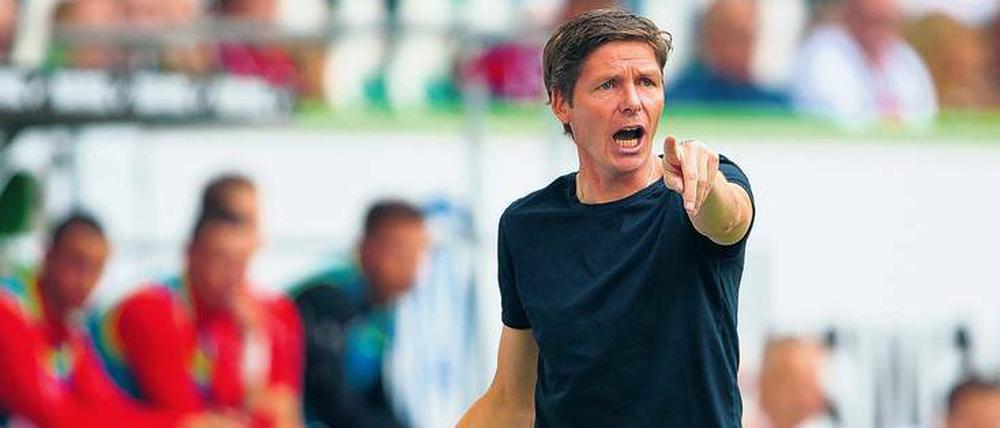 Immer nach vorne. Oliver Glasner hat im Sommer Bruno Labbadia abgelöst. Er soll dem VfL Wolfsburg zu mehr Attraktivität verhelfen. Foto: Swen Pförtner/dpa