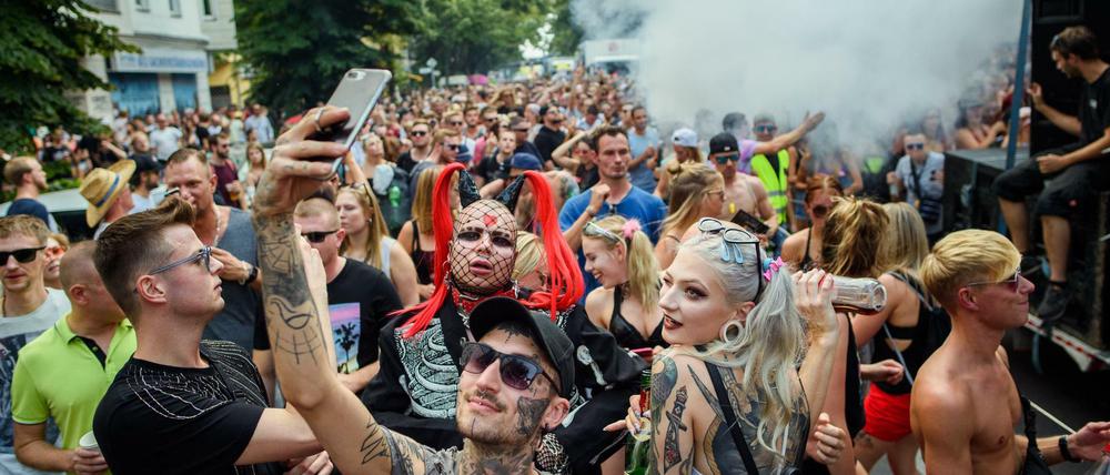 Der Zug der Liebe funktioniert ähnlich wie die ehemalige Loveparade.