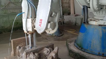 Mühsame Arbeiten werden den Steinmetzen zunehmend von Maschinen abgenommen.