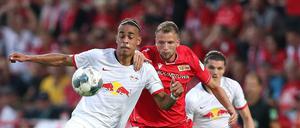 Gegen Rasenballsport Leipzig liefen die Berliner fast immer hinterher – wie hier Marvin Friedrich hinter Yussuf Poulsen (l.). 