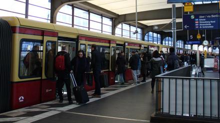 Volle S-Bahn im Bahnhof Zoo in Berlin Charlottenburg. Ein gewohntes Bild.