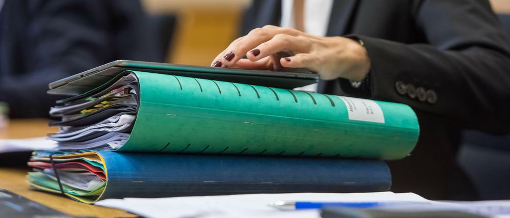 Der Vorwurf: In Unterlagen des Bundesamtes für Verfassungsschutz sollen zu viele Seiten geschwärzt worden sein.