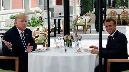 Donald Trump (l), Präsident der USA, und Emmanuel Macron, Präsident von Frankreich beim G7-Gipfel