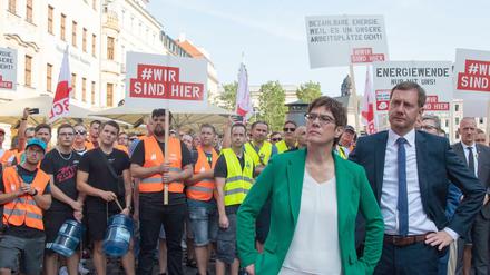 CDU-Chefin Annegret Kramp-Karrenbauer und Sachsens Ministerpräsident Michael Kretschmer (CDU) mit Demonstranten der Industriegewerkschaft BCE