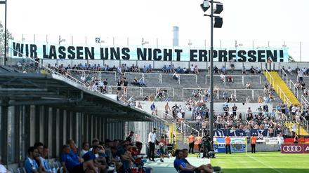 Auswärtsblock. Die Fans des Chemnitzer FC sollen gegen den FC Bayern II mal wieder negativ aufgefallen sein.
