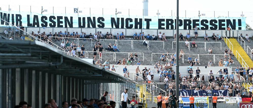 Auswärtsblock. Die Fans des Chemnitzer FC sollen gegen den FC Bayern II mal wieder negativ aufgefallen sein.