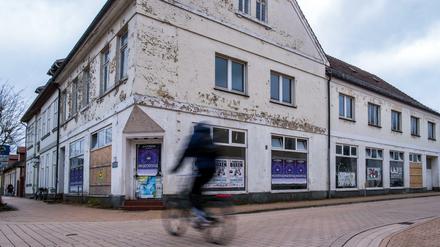 Mecklenburg-Vorpommern, Ludwigslust: Ein Radfahrer fährt an einer Hausfront in der Innenstadt vorbei.