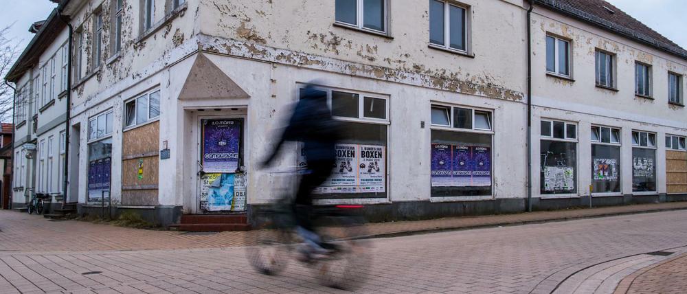 Mecklenburg-Vorpommern, Ludwigslust: Ein Radfahrer fährt an einer Hausfront in der Innenstadt vorbei.